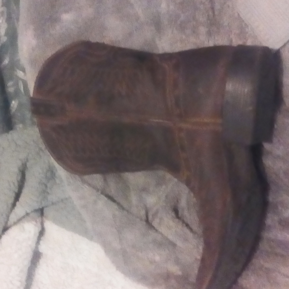 Size 4 ariat boots. Unisex, Advanced cushion